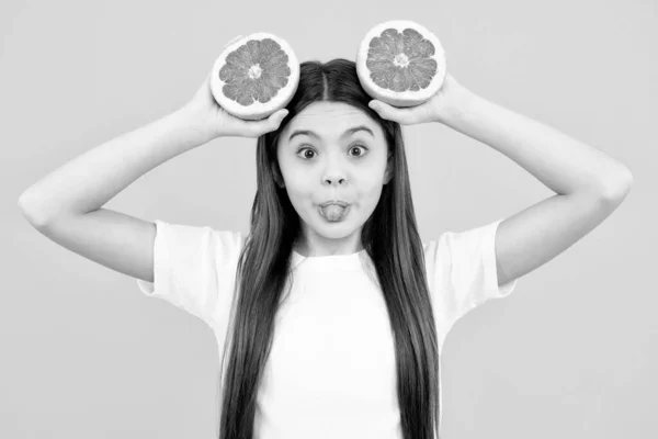Grappig Gezicht Tiener Meisje Met Grapefruit Vitamine Fruit Kind Eet — Stockfoto