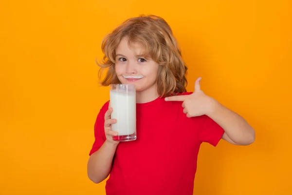 Stüdyo Süt Içen Çocuğun Portresini Izole Etti Bir Bardak Süt — Stok fotoğraf