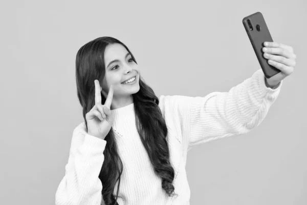 Kids Selfie Mobile Online Shopping Cute Teen Child Girl Paying – stockfoto