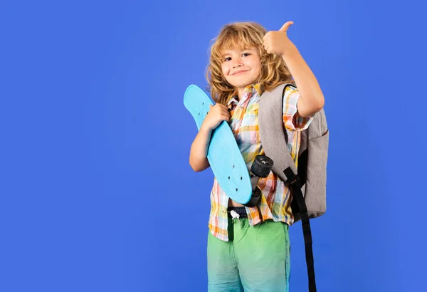 Dzieciństwo Słodkie Dziecko Deskorolką Tle Izolowanego Koloru Zabawny Chłopak Stylowy — Zdjęcie stockowe