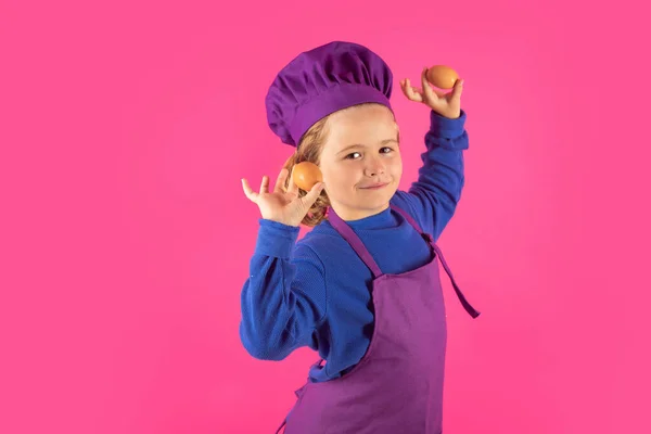 Criança Cozinheiro Segurar Ovos Criança Uniforme Fogão Chapéu Chef Preparando — Fotografia de Stock