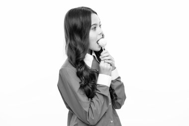 Hippi ergen kız lolipopu yalıyor. Şeker, şeker ve şekerleme. Çocuk lolipop şekeri yiyor.