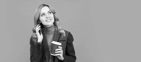Elinde Kahve Fincanı Olan Kadın Cep Telefonunda Gevezelik Eden Kahve — Stok fotoğraf