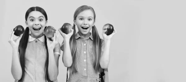 Eat Fruit Cute Happy School Friends Hold Apples Healthy Eating — Foto Stock