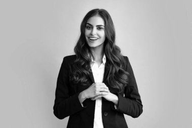 Mutlu gülümseyen kadın portresi. Çekici, hoş, neşeli, günlük giysiler içinde mutlu ve tasasız, izole, gri bir geçmişi olan bir genç kız. Bayan çalışan genç sekreter.