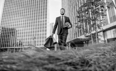 Sevgilim olur musun? Boks günü. Hediyeli kutusu olan yakışıklı bir adam. Erkek doğum günü hediyesi taşır. Adam alışveriş torbalarını tutuyor. Erkekler günü. Paketleri olan mutlu bir iş adamı. Satış ve indirim. Ona sürpriz yap..