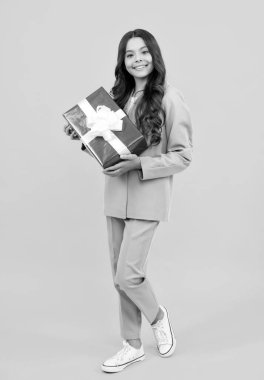 Hediye kutusu olan genç bir çocuk, stüdyo izole edilmiş bir geçmişi var. Doğum günü hediyesi, sevgililer günü, yeni yıl ya da Noel. Çocuk hediye kurdeleli hediye kutusunu tut.