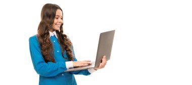 Okula dönüyorum. Modern iletişim. e-postayı kontrol et Gülümseyen çocuk çalışmaları internette. Bilgisayarda okul blogu yazıyorum. Video dersindeki çocuk. Genç kız blog yazmak için dizüstü bilgisayar kullanıyor. çevrimiçi eğitimde webinar.