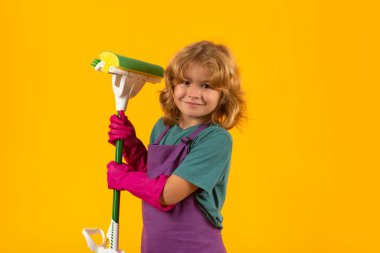 Çocuk temizliği, konsept büyüme, gelişim, aile ilişkileri portresi. Oda servisi ve ev temizliği konsepti. Çocuk temizlik için toz bezi ve eldiven kullanıyor. Stüdyo izole edilmiş arka plan