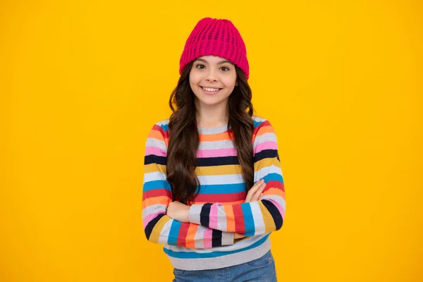 头戴冬帽的少女 背景是孤立的黄色 新年气氛 孩子们暖和的衣服 快乐的少女 积极的微笑的少女的情感 — 图库照片