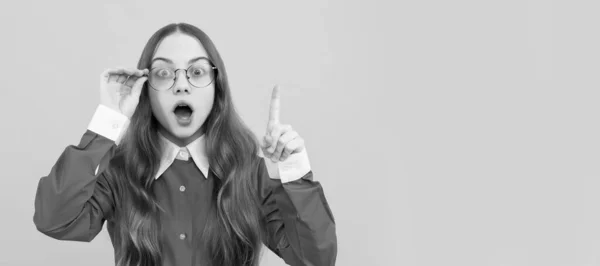 Shocked Teenage Girl Eyeglasses Got Genius Idea Keeping Raised Finger — Stock Photo, Image