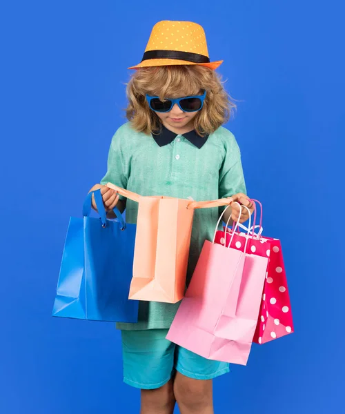穿着时髦衣服的小男孩去购物 带着购物袋的小孩携带购物袋的购物者儿童 — 图库照片