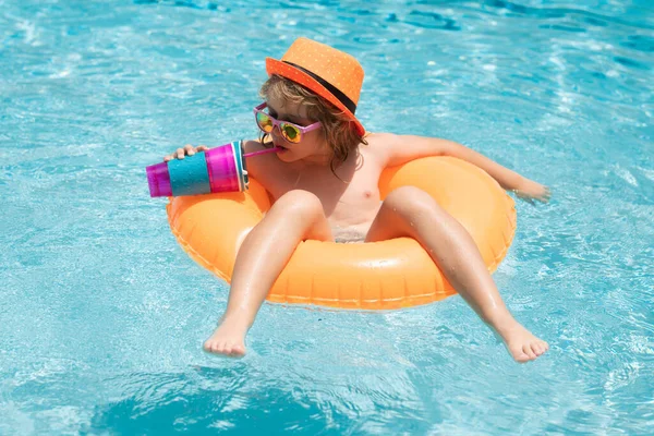 Летнее Веселье Ребенок Плавает Бассейне Играть Плавающим Кольцом Улыбающийся Милый — стоковое фото