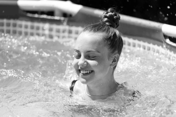 Żeby Się Trochę Zabawić Szczęśliwe Dziecko Pływać Basenie Rekreacyjnym Aktywność — Zdjęcie stockowe