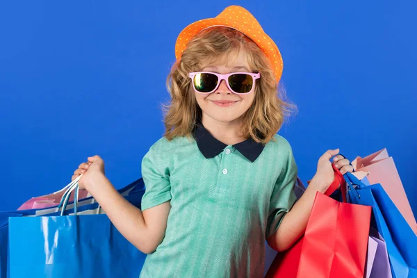 工作室孤立的儿童肖像与购物袋 小孩在购物 网络星期一 黑色星期五 小孩子喜欢购物 — 图库照片