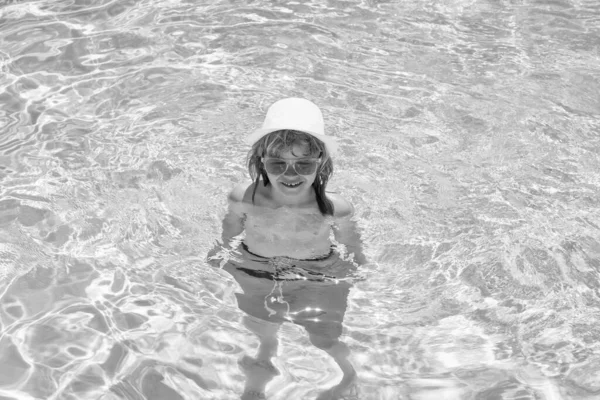 Niño Relajándose Piscina Niño Nadando Piscina Agua Actividades Verano Para —  Fotos de Stock