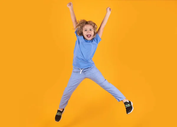 점프의 근심없는 어린이의 크기는 격리되어 아이가 깡충깡충 뛰면서 — 스톡 사진