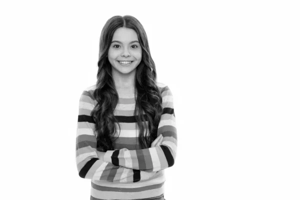 自信の女の子子供で縞模様のセーターの笑顔保つ腕交差孤立上の白 — ストック写真