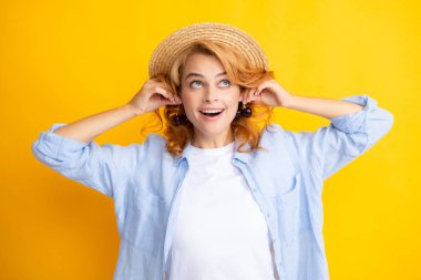 Kirazlı küpeler. Kadınlar taze kirazın tadını çıkarıyor. Sarı arka planda kiraz yiyen kadın.