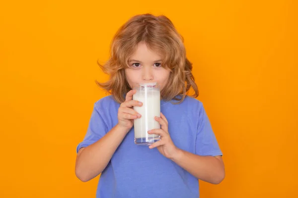 Çocuklar Için Sağlıklı Yiyecekler Elinde Bir Bardak Süt Olan Çocuk — Stok fotoğraf
