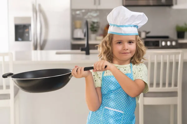 요리사는 주방에 프라이팬을 요리를 합니다 재밌는 재미있는 요리사가 유니폼을 모자와 — 스톡 사진