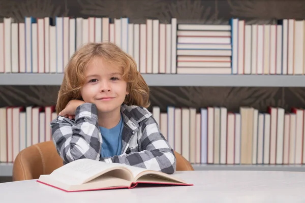 Volta Escola Livro Leitura Infantil Uma Livraria Biblioteca — Fotografia de Stock