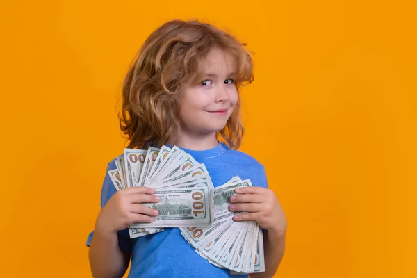 Niño Que Tiene Montón Cientos Dólares Aislados Sobre Fondo Amarillo — Foto de Stock