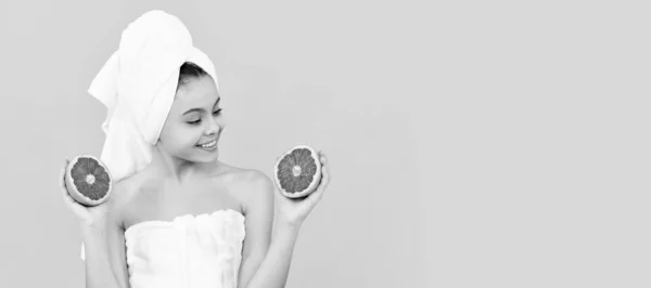 Šťastné Dítě Ručníku Grapefruitem Žlutém Pozadí Kopírovat Prostor Kosmetika Péče — Stock fotografie