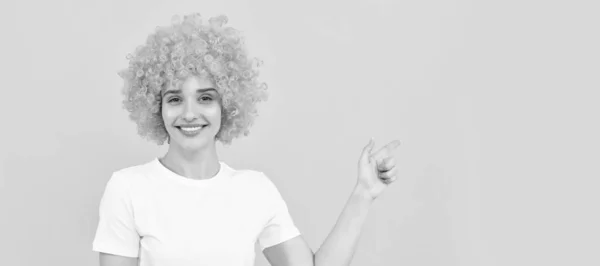 Щаслива Дивна Жінка Кучерявому Клоуні Вказуючи Пальцем Жестом Емоціями Жінка — стокове фото