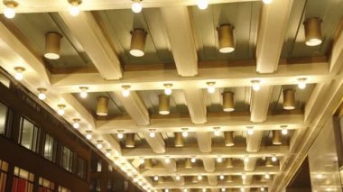 Tavan lambası ve odada hafif aydınlatma. Çağdaş uzayda tavan lambasından aydınlatma. Aydınlatma için aydınlatılmış tavan lambası. Tavan lambasının içi aydınlatma sağlıyor.