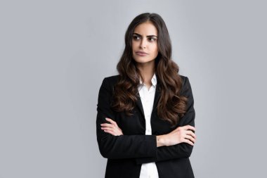Düşünen genç bir kadının portresi, boş bir boşluğa bakıyor. Stüdyoda başka yöne bakan düşünceli ciddi bir model. Kız öğrenci, genç öğretmen.