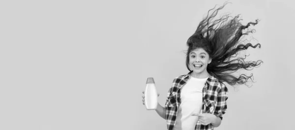 Παιδί Χρησιμοποιεί Αφρόλουτρο Ευτυχισμένη Έφηβη Σαμπουάν Μπουκάλι Λούσιμο Μαλλιών Στο — Φωτογραφία Αρχείου