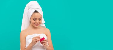 Çocuk yüz kremi kullanıyor. Gülümseyen kız saç maskesi tutuyor. Cilt kremi olan çocuk. Günlük alışkanlık. Genç çocuk için kozmetik ve cilt bakımı, poster tasarımı. Fotokopi alanı olan güzel kız afişi