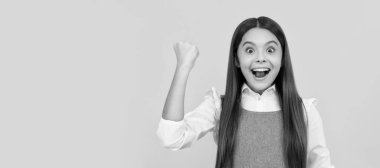 Kağıt çarşafın arkasındaki çocuk. Yararlı bilgi için alanı kopyala. Terfi ve yaratıcılık için bir yer. Çocuk yüzü, yatay poster, izole edilmiş genç kız portresi, fotokopi alanı olan pankart