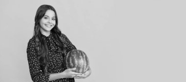 Sarı arka planda karpuz. Meyveli çocuk. Çocuklar için sağlıklı yiyecekler. Karpuzlu yaz kızı portresi, yatay poster. Kopyalama alanı olan başlık