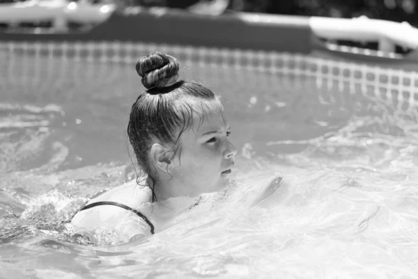 Zachowaj Spokój Płyń Dziewczynka Pływa Basenie Wakacje Wolny Tryb Życia — Zdjęcie stockowe