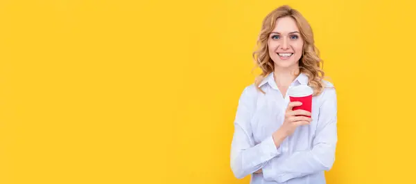 一个快乐的金发女人 带着早上黄色背景的咖啡杯 女子独立人脸肖像 带有模拟复制空间的横幅 — 图库照片