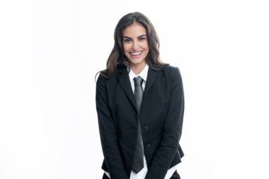 Mutlu gülümseyen kadın portresi. Çekici, hoş, neşeli, günlük giysiler içinde mutlu ve tasasız bir geçmişi olan bir genç kız.