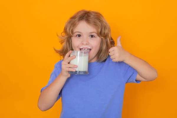 Çocuklar Için Kalsiyum Protein Içeren Sağlıklı Bir Içecek Sarıya Izole — Stok fotoğraf