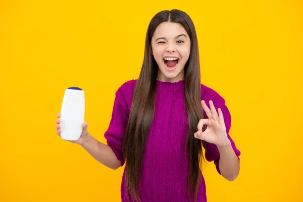 Ενθουσιασμένο Πρόσωπο Teenager Κορίτσι Παιδί Δείχνει Μπουκάλι Σαμπουάν Conditioners Αφρόλουτρο — Φωτογραφία Αρχείου