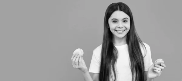 Ευτυχισμένη Έφηβος Κορίτσι Κατέχουν Γαλλικά Μακάρονα Μακαρονάδες Μπισκότα Ζαχαροπλαστικής — Φωτογραφία Αρχείου