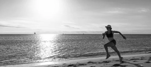 Kobieta Biegnie Skacze Plaży Morskiej Aktywna Kobieta Biegająca Odzieży Sportowej — Zdjęcie stockowe
