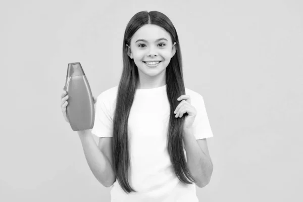 Menina Adolescente Mostrando Condicionadores Xampu Garrafa Gel Banho Produto Cosmético — Fotografia de Stock