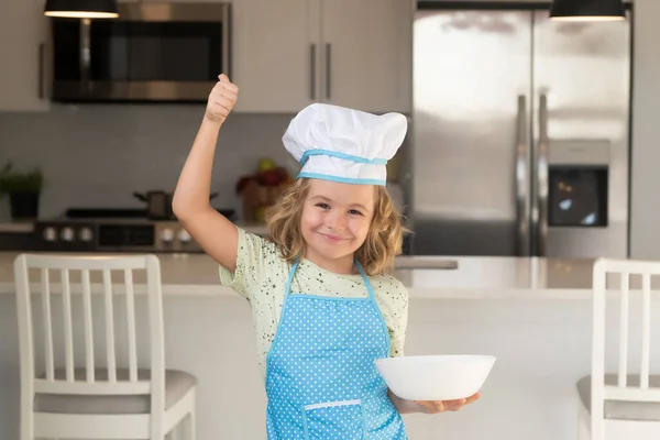 어린이 요리사는 접시를 가지고 요리를 재미있는 요리사가 유니폼을 모자와 앞치마를 — 스톡 사진