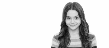Kesinlikle bir kız. Beyaz tenli mutlu çocuk gülüşü. Güzel kızlar. Her gün güzel ol. Çocuk yüzü, yatay poster, izole edilmiş genç kız portresi, fotokopi alanı olan pankart