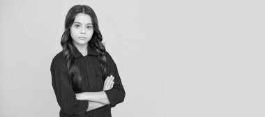 Çapraz elleri olan kendine güvenen, kendine güveni tam bir çocuk. Çocuk yüzü, yatay poster, izole edilmiş genç kız portresi, fotokopi alanı olan pankart