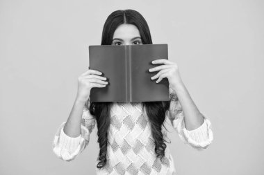 Genç liseli kız kitaplarla ders çalışıyor. Bilgi ve çocuk eğitim konsepti öğrenme