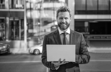 İş bilgisayarı iletişimi. Modern teknoloji. İnternet erişimi. e-postayı kontrol et Serbest çalışan adam blogu çevrimiçi. Mutlu iş adamı blog yazmak için dizüstü bilgisayar kullanıyor. Sosyal ağ ve web günlüğü.