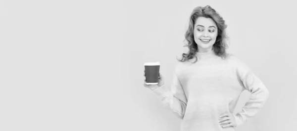 快乐的红头发女人喝着黄色背景的杯子里的外卖咖啡 早上的咖啡 女性独立人脸肖像 横幅与复制空间 — 图库照片