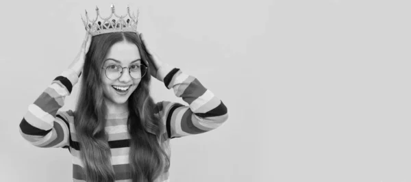 Щаслива Дівчина Підліток Окулярах Носить Принцесу Корону Жовтому Тлі Випускний — стокове фото